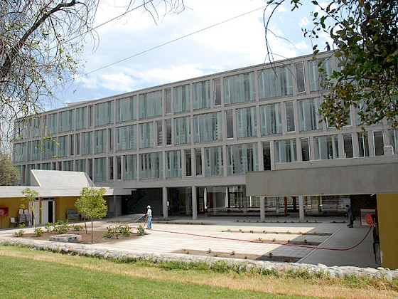 Imagen del edificio de la Facultad de Teología UC
