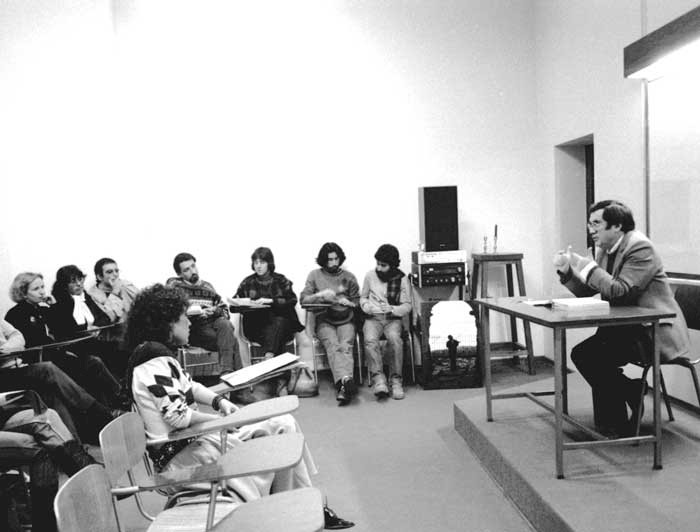 Fidel Sepúlveda dictando una clase. Foto en blanco y negro.