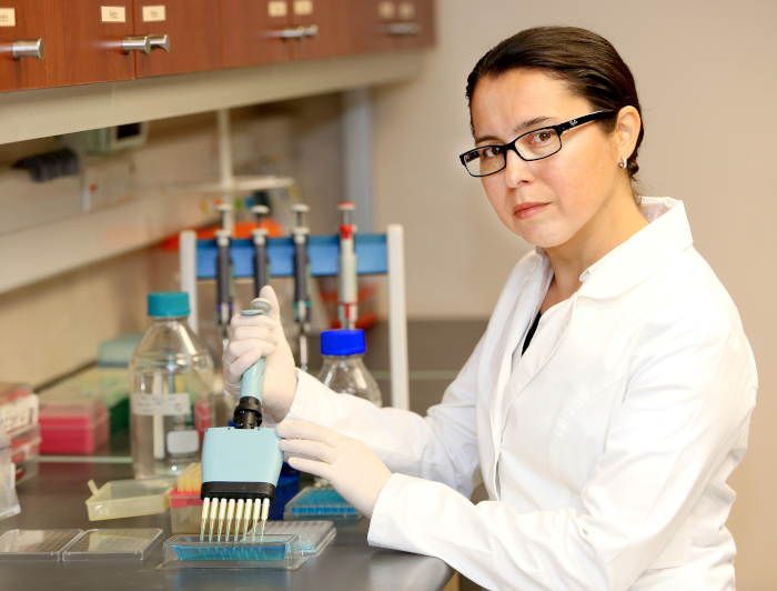 La doctora Susan Bueno, investigadora asociada del Instituto Milenio de Inmunología e Inmunoterapia, lleva más de 12 años estudiando las enfermedades infecciosas causadas por bacterias patógenas. (Foto: César Cortés)