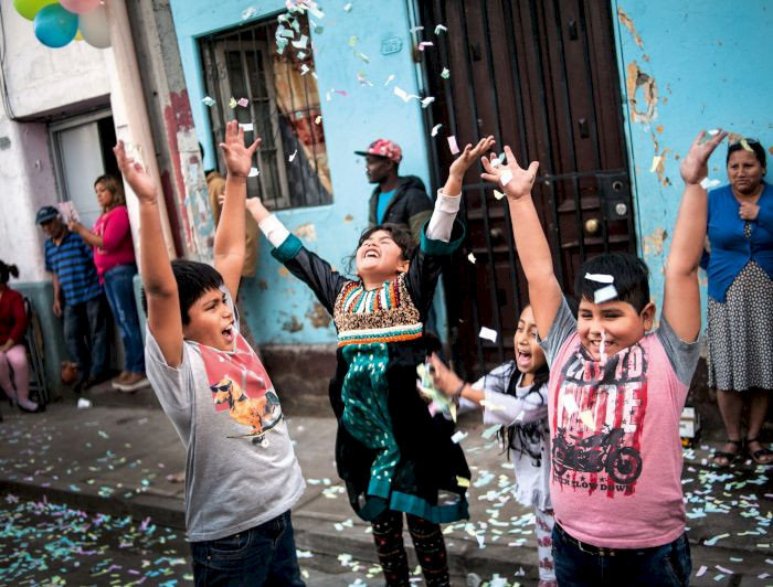 Niños jugando en la calle. Fotografía: Nicolás Valdebenito. 