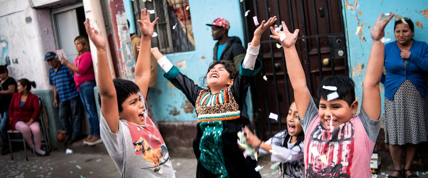 Niños jugando en la calle. Fotografía: Nicolás Valdebenito.