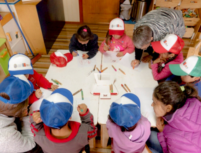 Imagen de niños sentados a la mesa realizando una actividad educativa