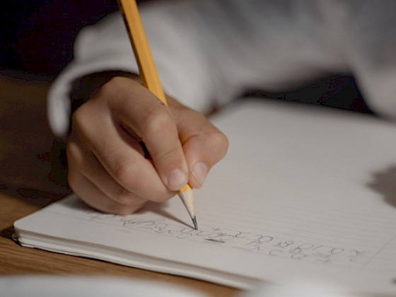 Persona escribiendo en un cuaderno