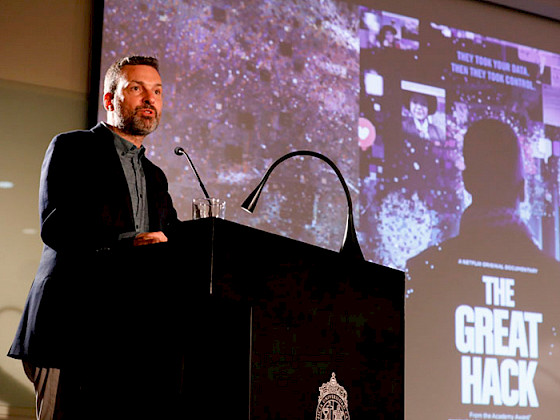 En la imagen se ve al profesor David Carroll