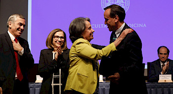 El rector saluda a Cecilia Campos, una de las seis académicas que aparecen reseñadas en el libro "Mujeres que dejaron huella"