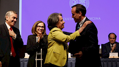 El rector saluda a Cecilia Campos, una de las seis académicas que aparecen reseñadas en el libro "Mujeres que dejaron huella"