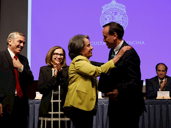 El rector saluda a Cecilia Campos, una de las seis académicas que aparecen reseñadas en el libro "Mujeres que dejaron huella"