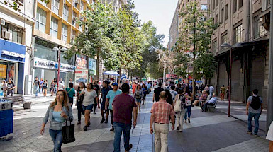 Imagen de personas caminado en el Paseo Ahumada, Santiago Centro