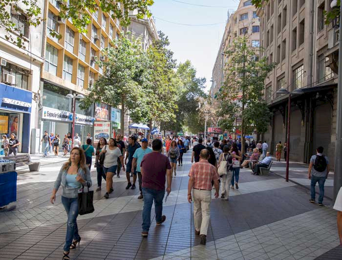 Imagen de personas caminado en el Paseo Ahumada, Santiago Centro