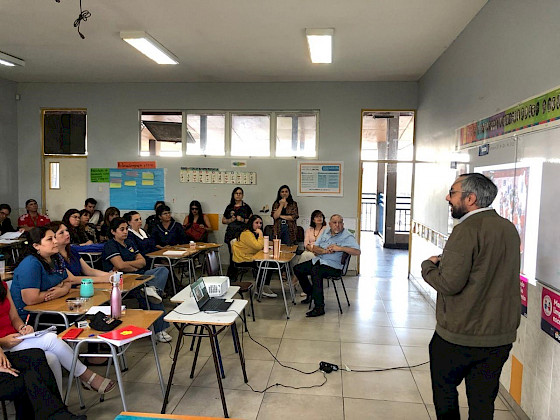 Profesor haciendo clases