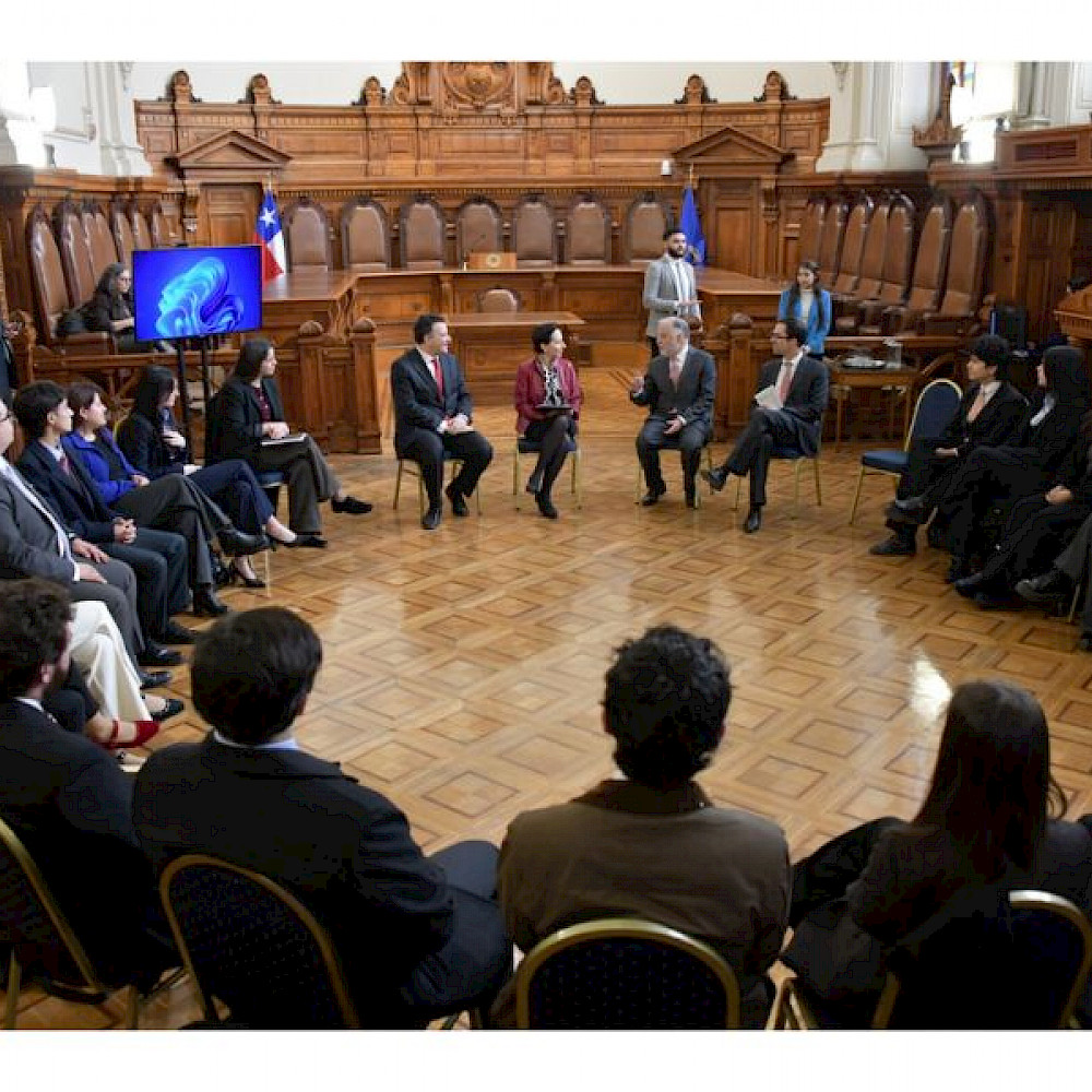 Estudiantes y autoridades reunidos en la Corte Suprema