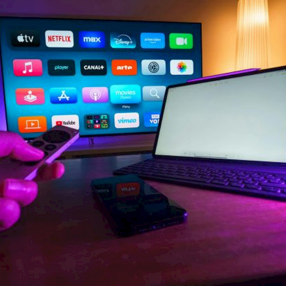 Un control remoto y pantallas con plataformas de streaming
