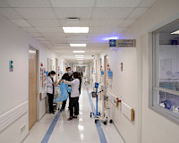 Profesionales de la salud en pasillo de hospital