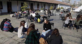 Jóvenes universitarios comparten en el patio del Campus Lo Contador de la UC
