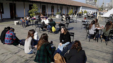 Jóvenes universitarios comparten en el patio del Campus Lo Contador de la UC