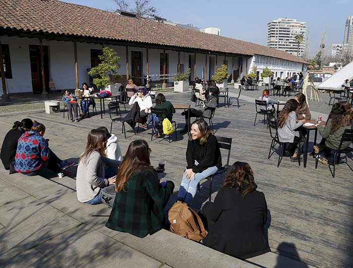 Jóvenes universitarios comparten en el patio del Campus Lo Contador de la UC 