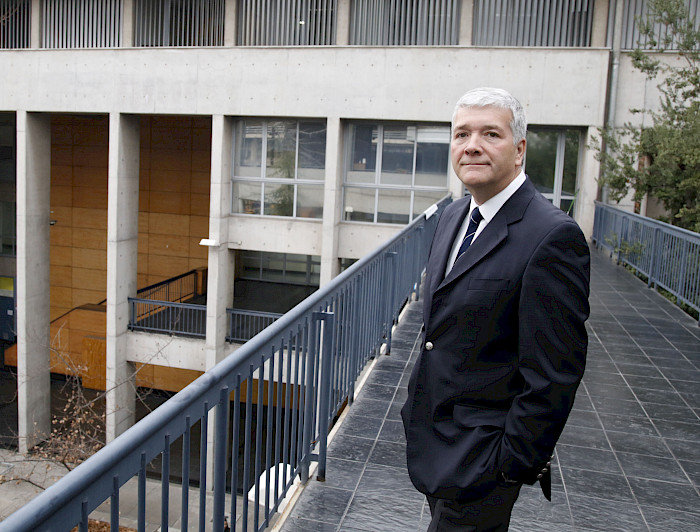 Foto de Patricio Bernedo frente a la Facultad de Historia, Geografía y Ciencia Política