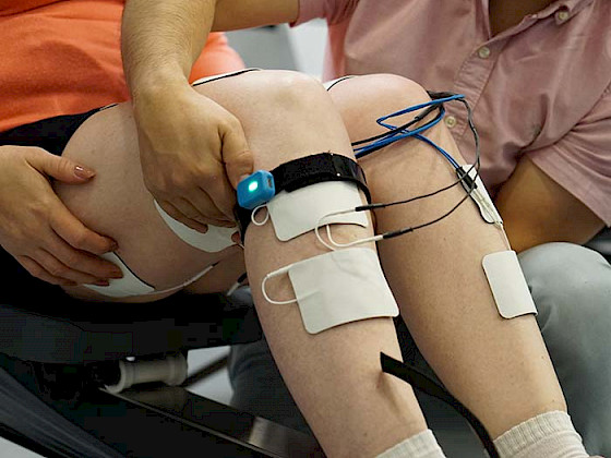 Piernas de una persona conectada con cables.