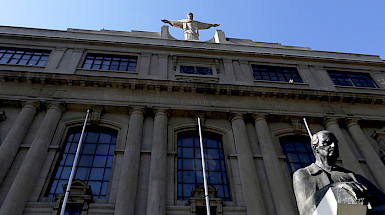 Fachada del edificio de Casa Central UC.