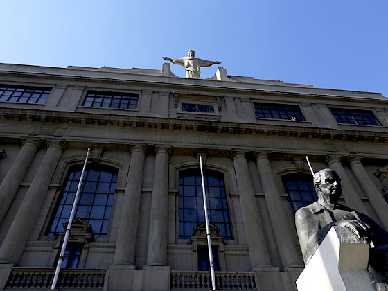 Fachada del edificio de Casa Central UC.