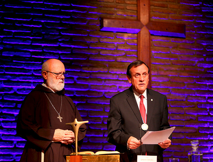 Imagen del juramento del rector Sánchez junto a monseñor Celestino Aós.