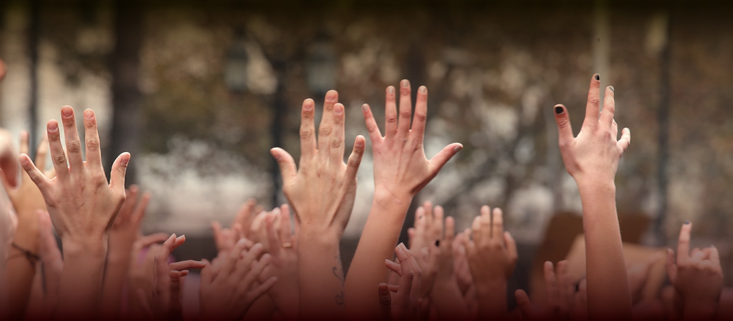 Grupo de mujeres levantando las manos. Fotografía: César Cortés.