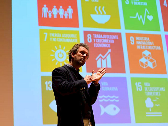 El director de Cedeus UC, Juan Carlos Muñoz, realiza una charla.