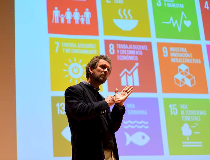 El director de Cedeus UC, Juan Carlos Muñoz, realiza una charla.