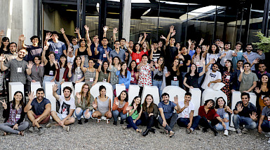 Foto grupal de estudiantes que ya han participado de la iniciativa
