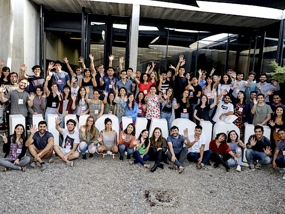 Foto grupal de estudiantes que ya han participado de la iniciativa