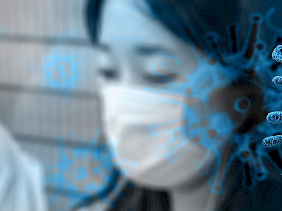 Imagen difusa de mujer con mascarilla