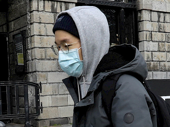 Joven con mascarilla.