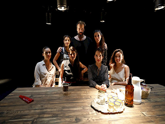 Imagen del equipo que dio vida a Bernarda, obra recién estrenada en el Teatro UC