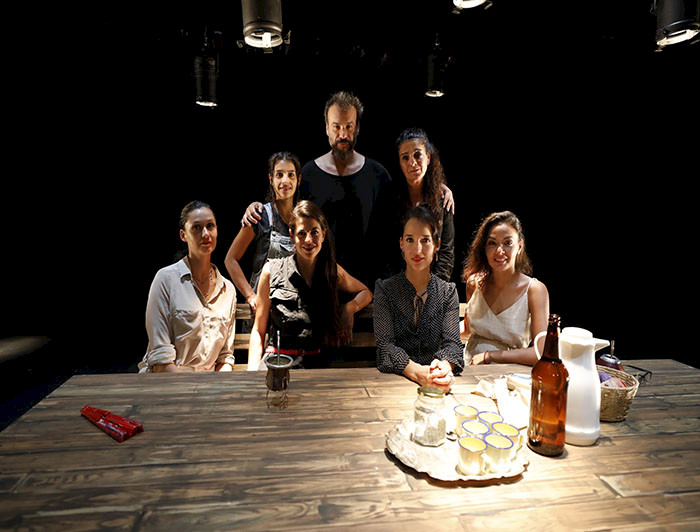 Imagen del equipo que dio vida a Bernarda, obra recién estrenada en el Teatro UC