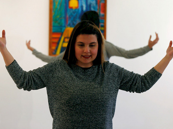 Personas practicando meditación.