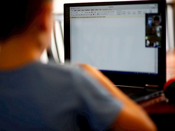 Persona ante una pantalla de computador