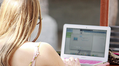 Estudiante frente a un computador