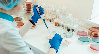 Imagen de persona trabajando en laboratorio