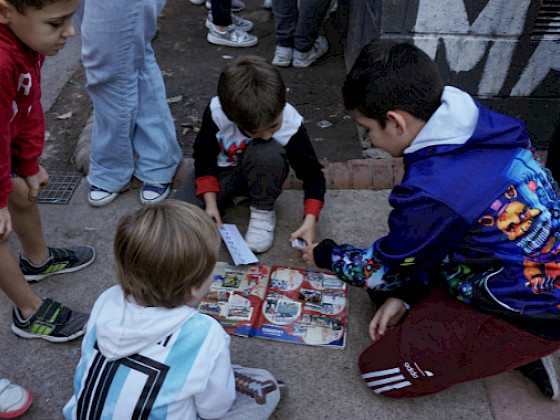 Niños intercambiando láminas