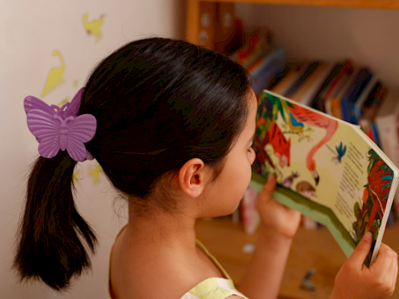 Niña leyendo