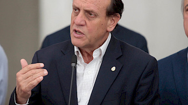 Foto del rector Ignacio Sánchez en punto de prensa en La Moneda.