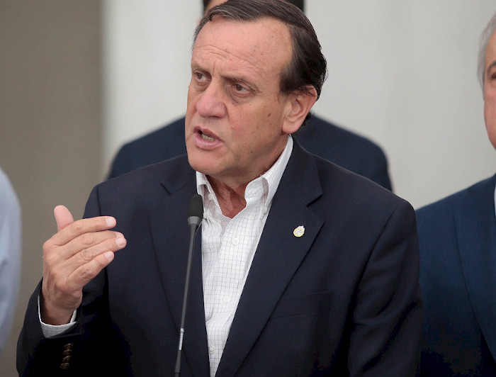 Foto del rector Ignacio Sánchez en punto de prensa en La Moneda.