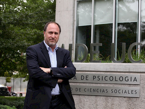 Roberto González, académico de Psicología UC