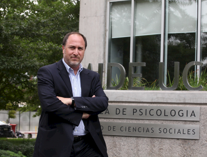 Roberto González, académico de Psicología UC