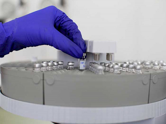 Imagen de persona manipulando muestras de estudio en laboratorio