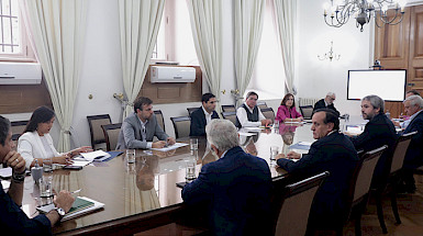 Primera reunión de la Mesa Social Covid-19, la instancia compuesta por autoridades, especialistas y académicos que monitorea la difusión del coronavirus y propone medidas para frenarlo. El rector Sánchez está a cargo de los lineamientos éticos para el uso de los recursos médicos.