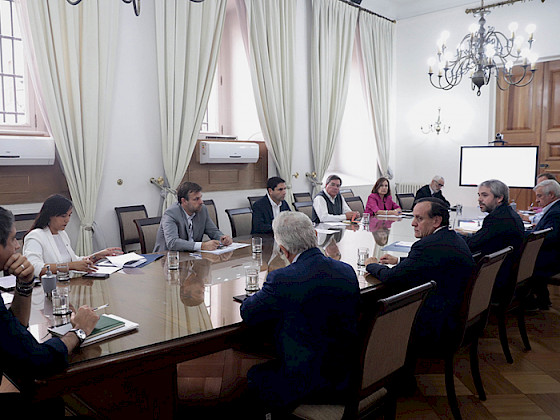 Primera reunión de la Mesa Social Covid-19, la instancia compuesta por autoridades, especialistas y académicos que monitorea la difusión del coronavirus y propone medidas para frenarlo. El rector Sánchez está a cargo de los lineamientos éticos para el uso de los recursos médicos.