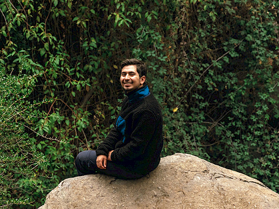 Imagen de joven sonriendo a la cámara