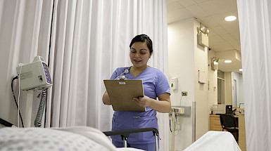 Imagen de enfermera con paciente hospitalizado