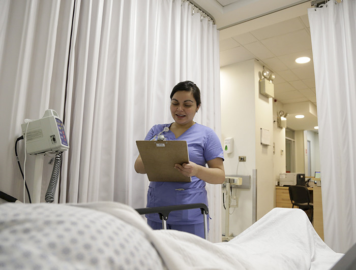 Imagen de enfermera con paciente hospitalizado